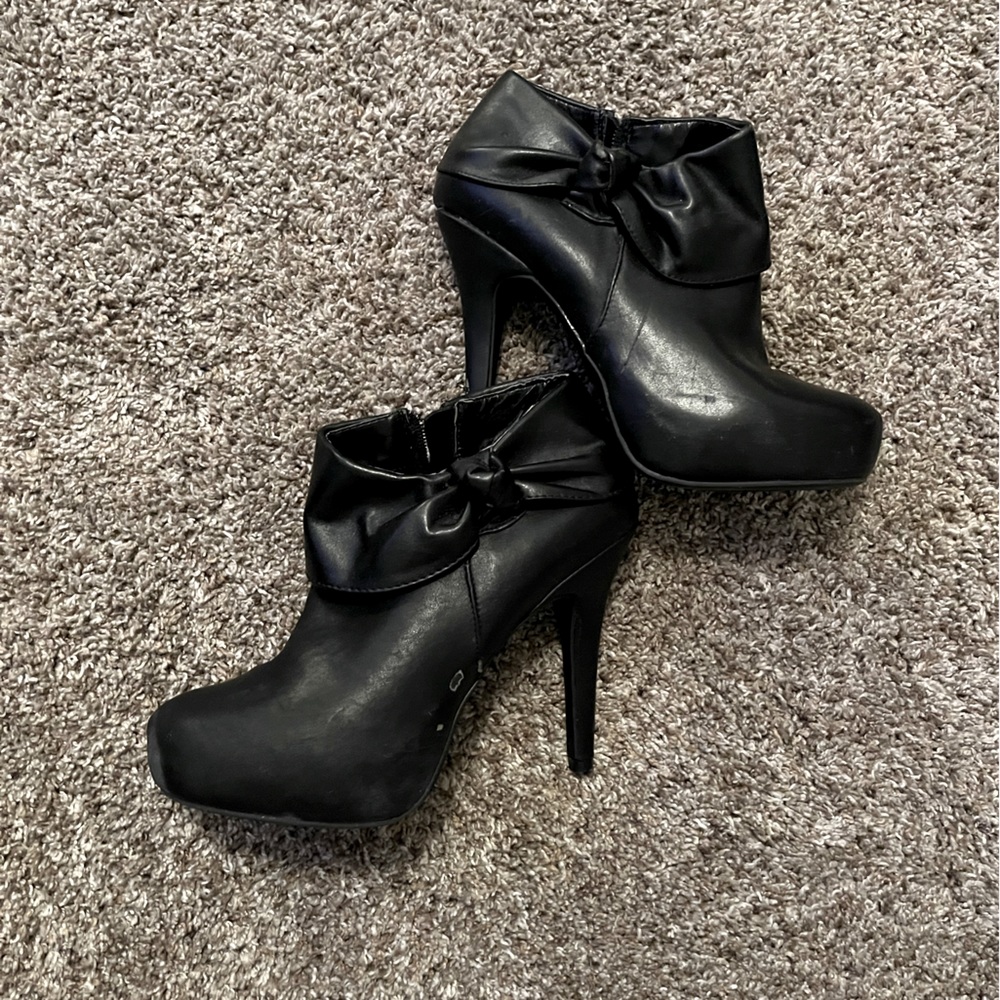 Black leather heeled booties